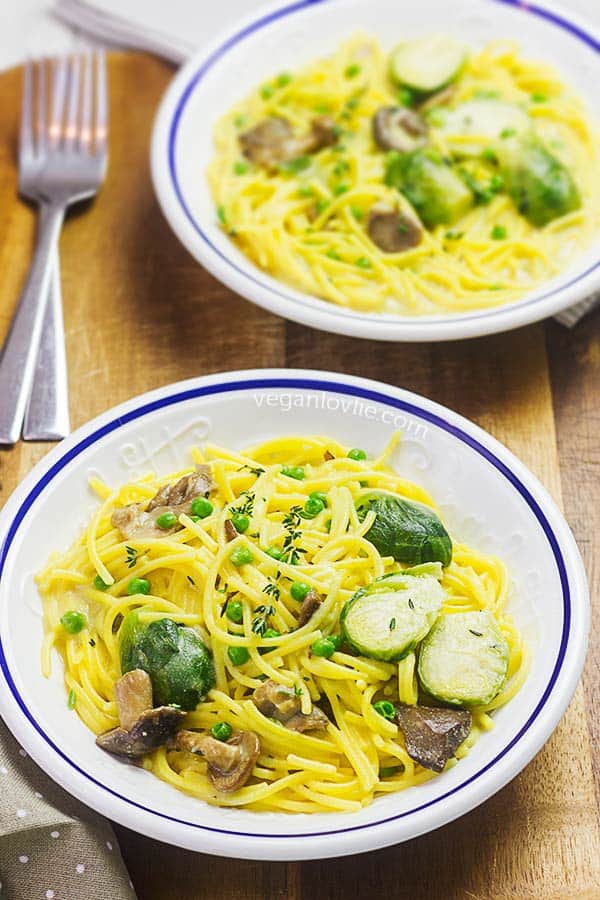 One Pot Creamy Spaghetti with Brussels Sprouts and Marinated Mushrooms, vegan recipe